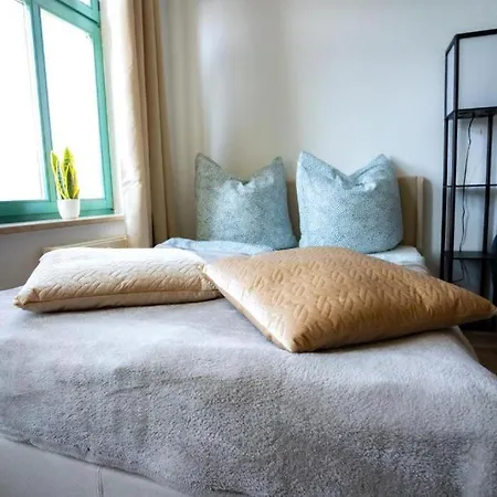 Schickes In Chemnitz-sonneberg Mit 2 Schlafzimmern Und Balkon Apartment *